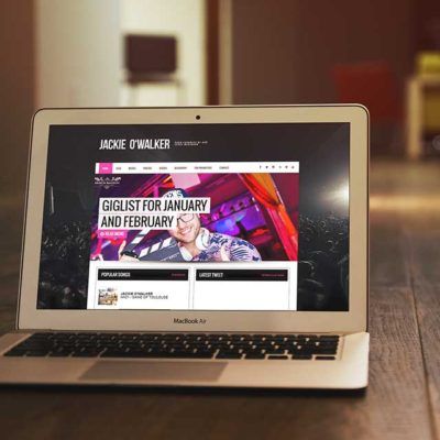 Webové stránky od studioseven pro DJ Jackie O'Walker zobrazený na MacBook Air. Reference studioseven a web na míru.