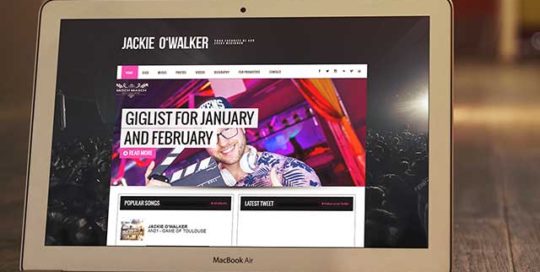Webové stránky od studioseven pro DJ Jackie O'Walker zobrazený na MacBook Air. Reference studioseven a web na míru.