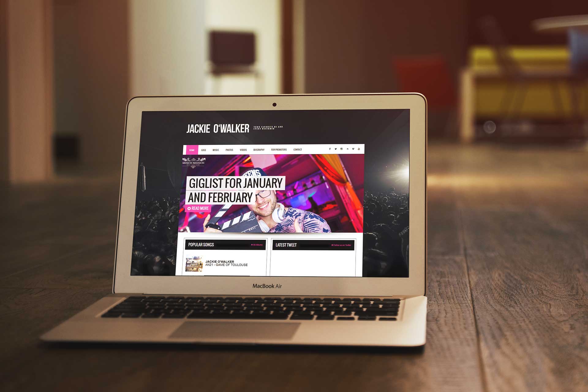 Webové stránky od studioseven pro DJ Jackie O'Walker zobrazený na MacBook Air. Reference studioseven web na míru.